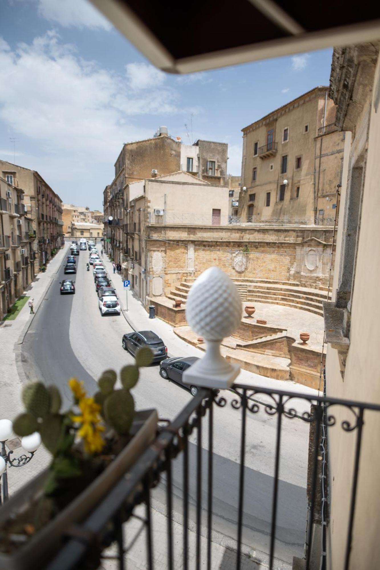 B&B Regina Carolina Caltagirone Exteriör bild